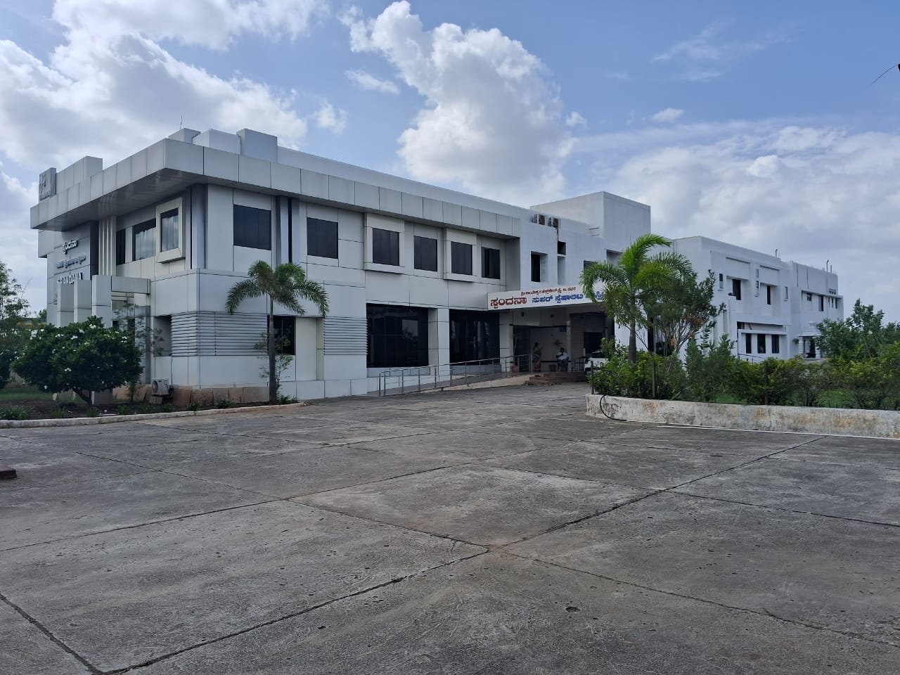 Front view of Spandana Super Speciality Hospital building on Station Road, Indi